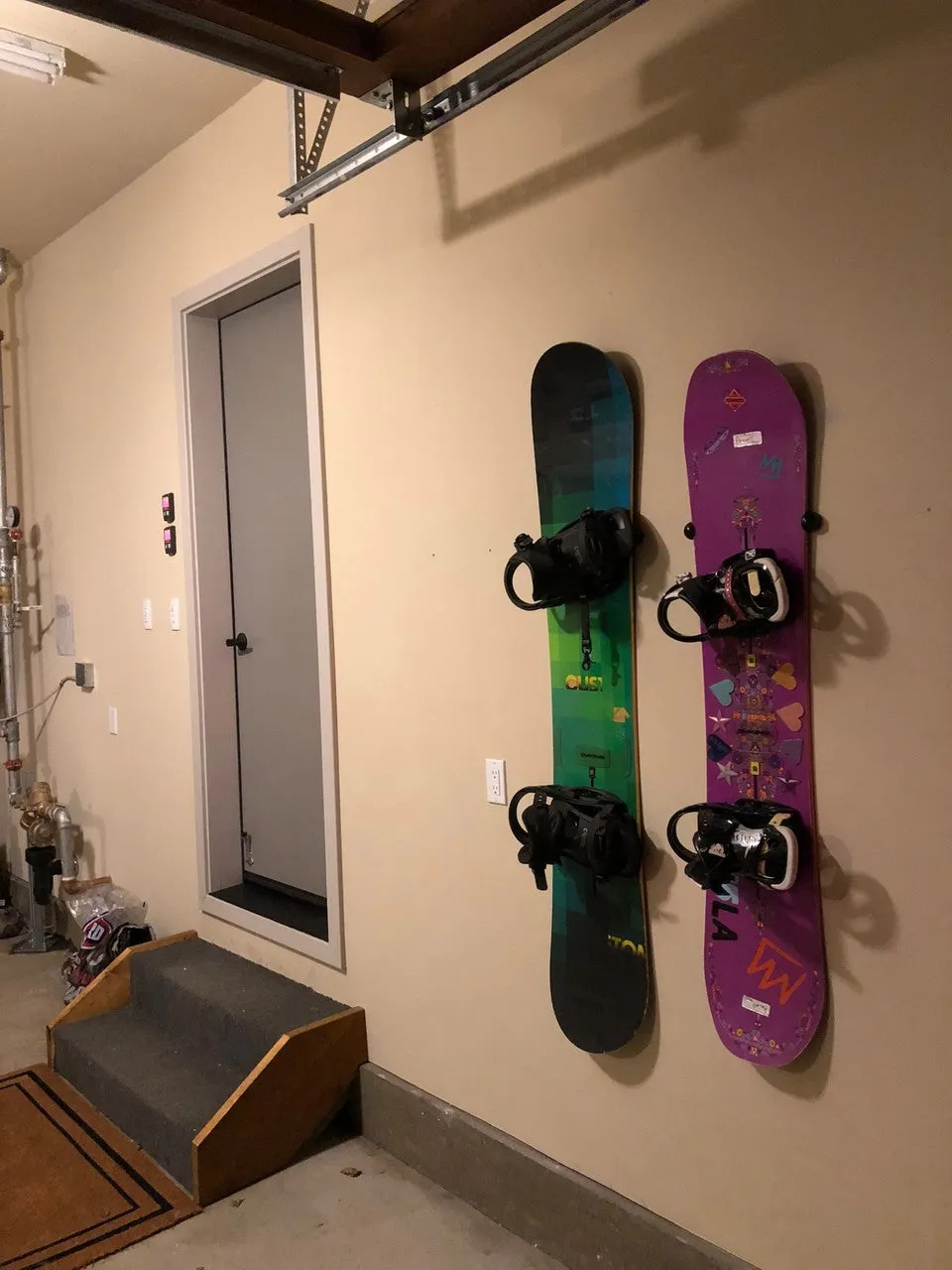 The Cinch Snowboard Display | Floating Rack