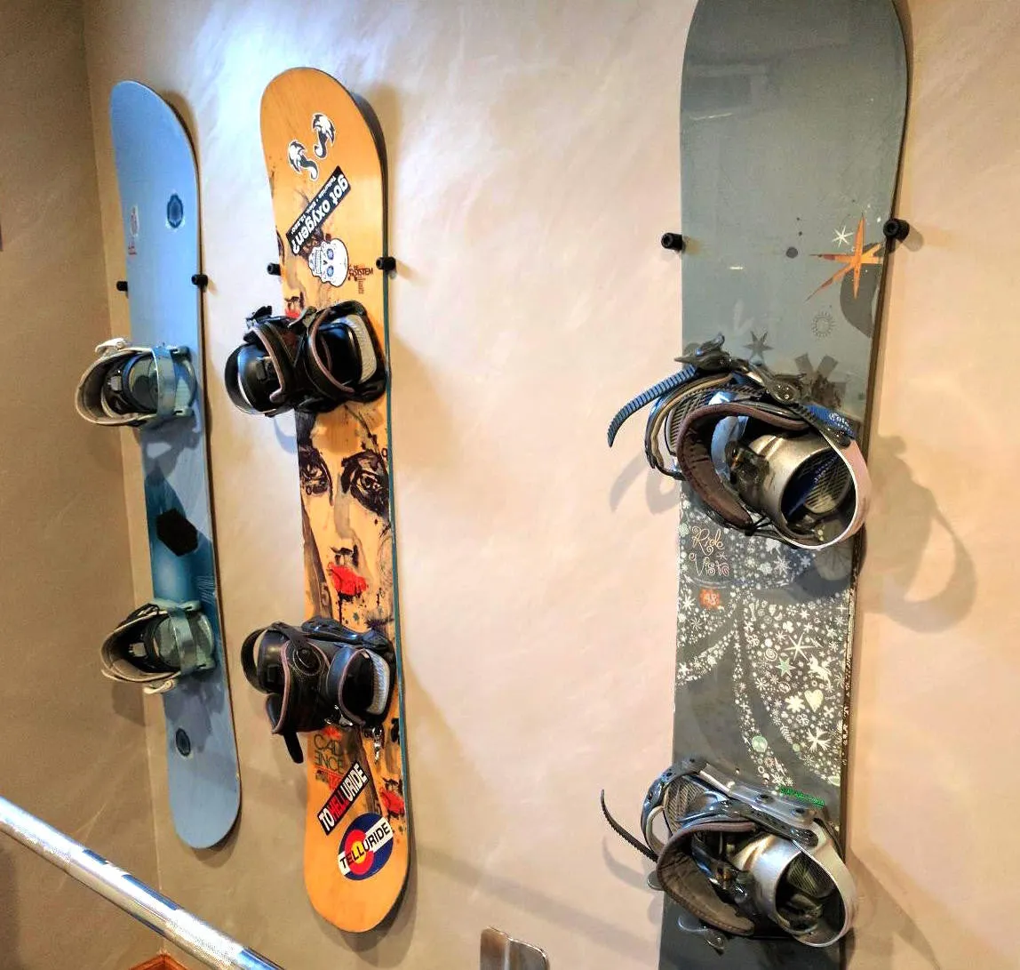 The Cinch Snowboard Display | Floating Rack