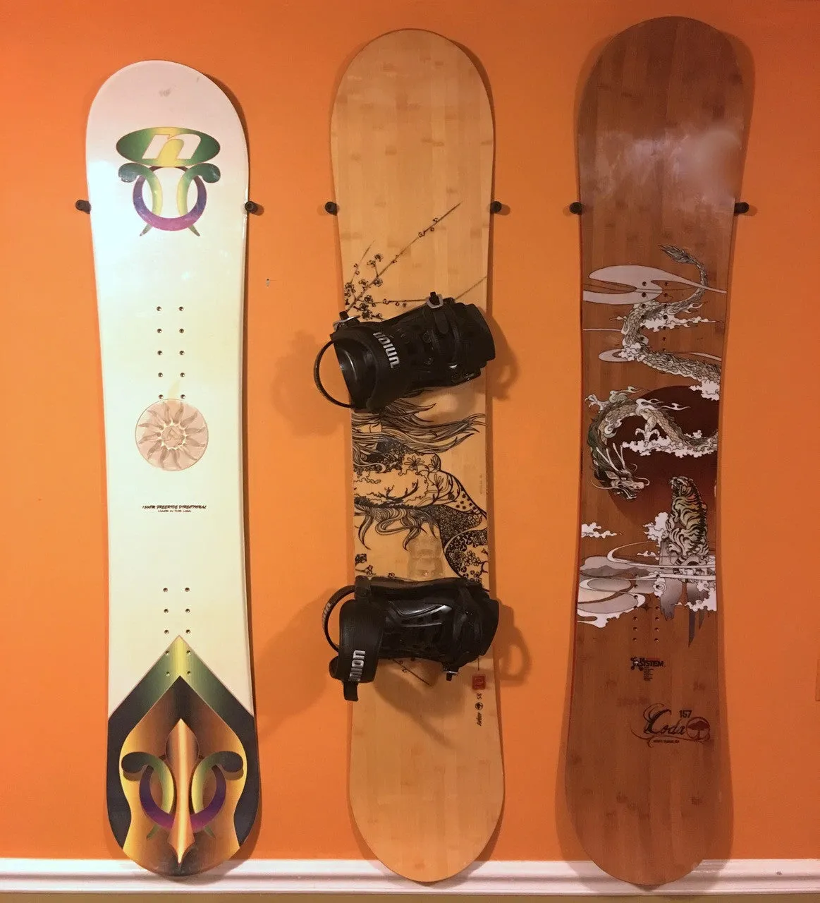 The Cinch Snowboard Display | Floating Rack