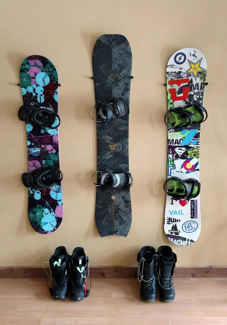 The Cinch Snowboard Display | Floating Rack